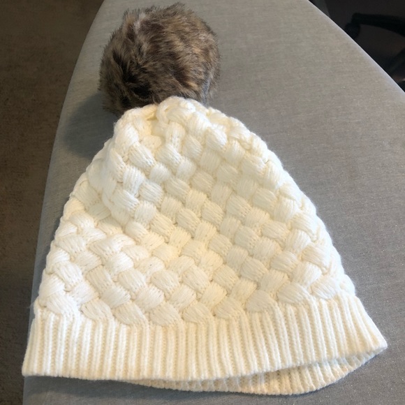 Knit pompom hat
